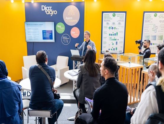 Speaker leading a presentation in front of an audience at the Djazagro stand.