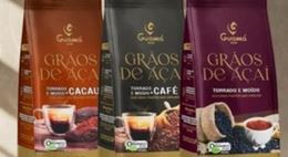 Grãos de Açaí coffee packages with cocoa and coffee flavors displayed side by side on a shelf.